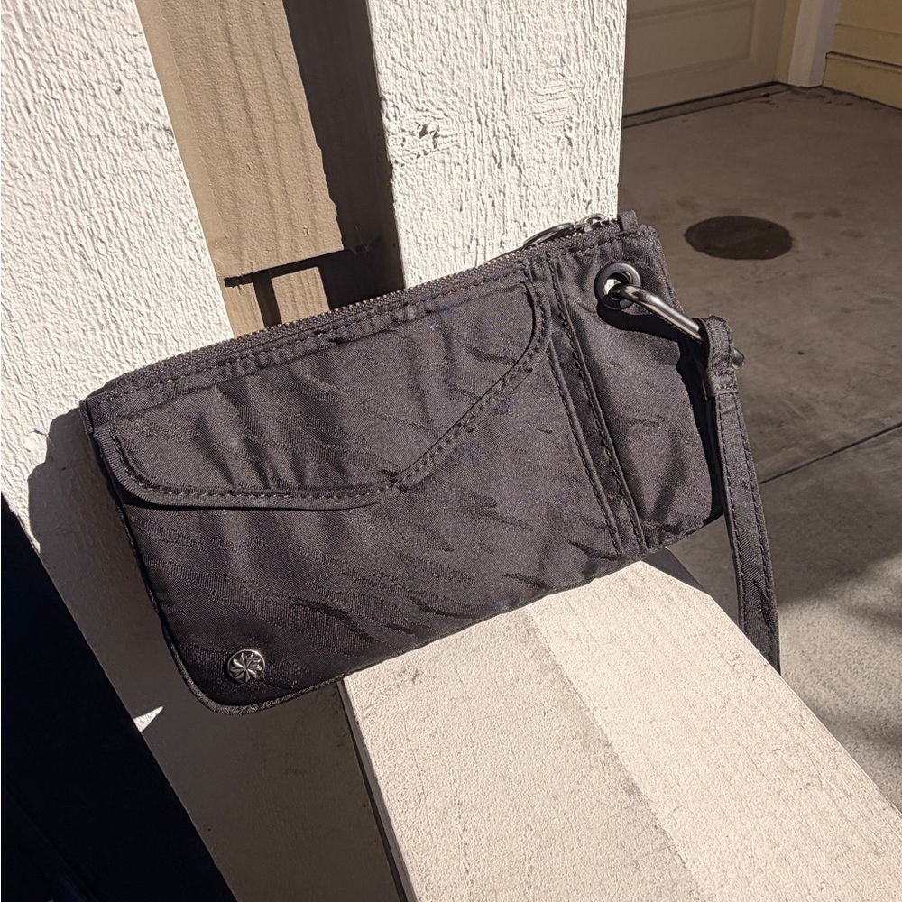 Athleta Coffee Run Clutch in black nylon